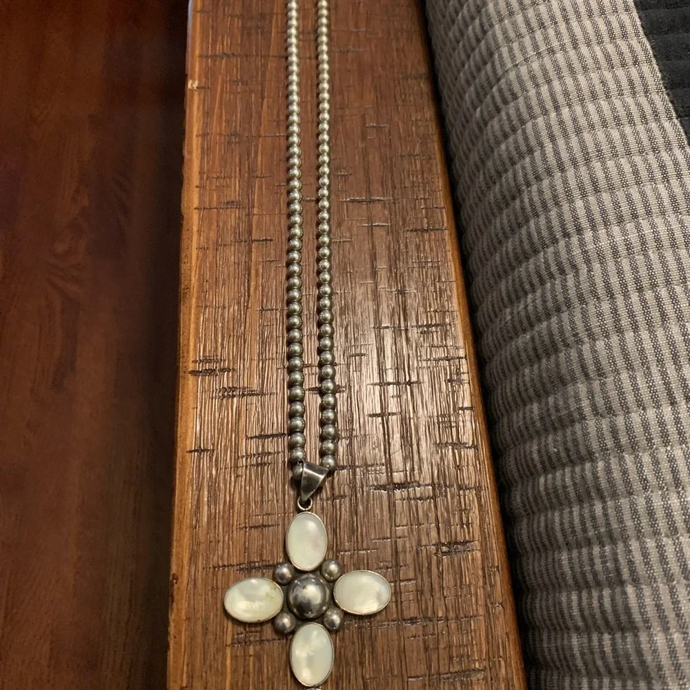 Mother of pearl cross necklace - Picture 2 of 3